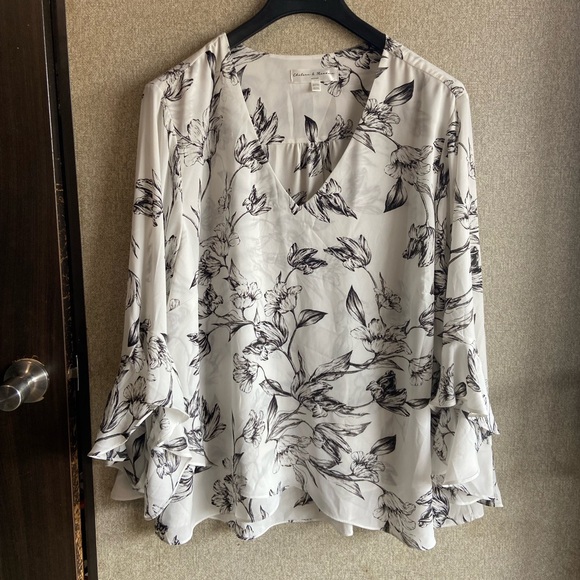 Chelsea & Theodore Tops - White floral blouse v neck bell sleeve Chelsea & Theodore 3x boho whimsical